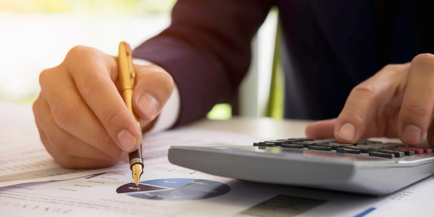 Illustration explaining Cost Per Lead (CPL) in digital marketing for real estate, fitness, and e-commerce businesses by Adcliq360